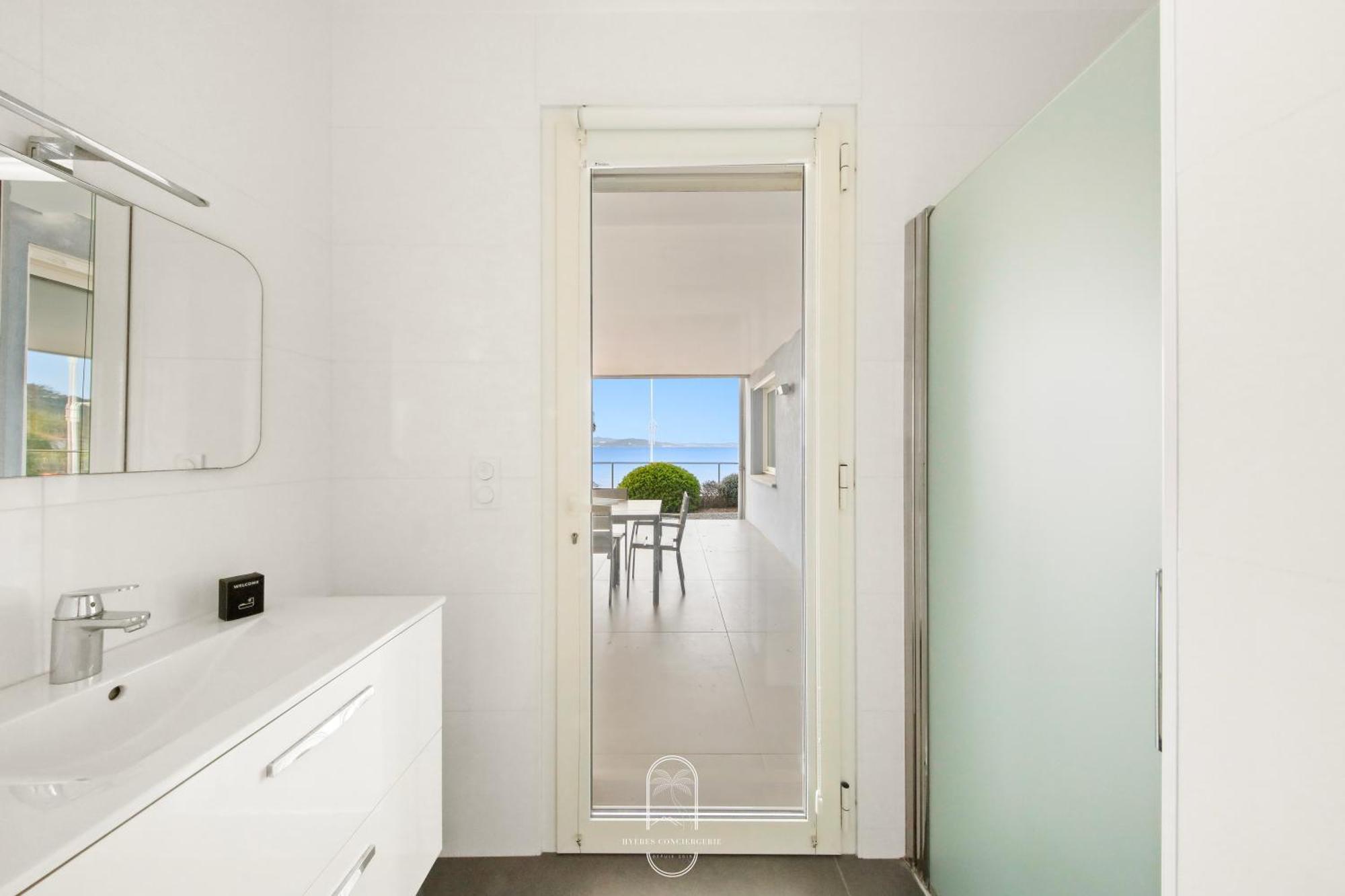 Villa Antoine Appartement Rdj Vue Mer Clim Wifi Parking Plage 50M La Garonne Le Pradet Exterior photo